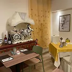 לינה וארוחת בוקר Betty's House 3*