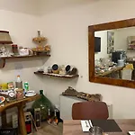 לינה וארוחת בוקר Betty's House