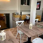 לינה וארוחת בוקר Betty's House לאזיסה