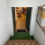לינה וארוחת בוקר Betty's House