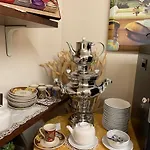 לינה וארוחת בוקר Betty's House