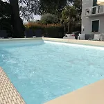 לינה וארוחת בוקר Betty's House