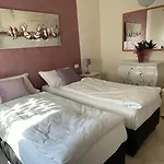 Betty's House 3* לאזיסה