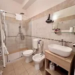 Betty's House לינה וארוחת בוקר לאזיסה