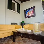 לינה וארוחת בוקר Betty's House לאזיסה