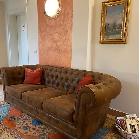 לינה וארוחת בוקר Betty's House 3*