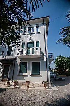 לינה וארוחת בוקר Betty's House 3*