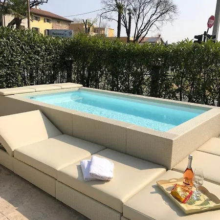 Betty's House Bed and Breakfast Λατζίζε