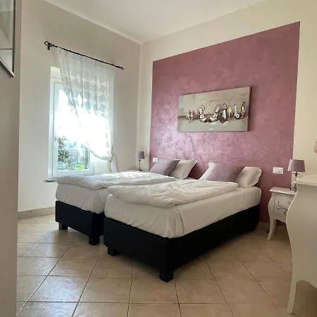 Betty's House Λατζίζε