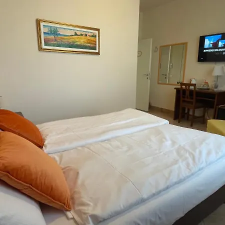 Bed and Breakfast Betty's House Λατζίζε
