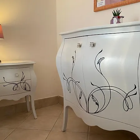 Betty's House Bed and Breakfast Λατζίζε