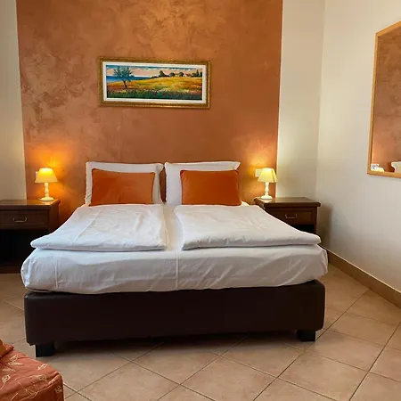 Betty's House Bed and Breakfast 3*
