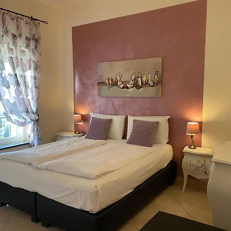 Betty's House Bed and Breakfast Λατζίζε