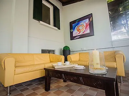 Bed and Breakfast Betty's House Λατζίζε