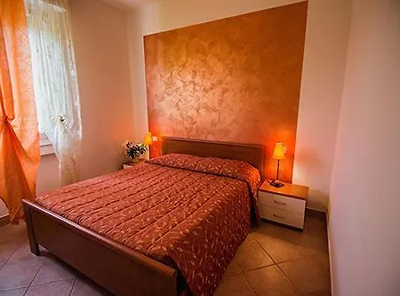 Betty's House Bed and Breakfast Λατζίζε