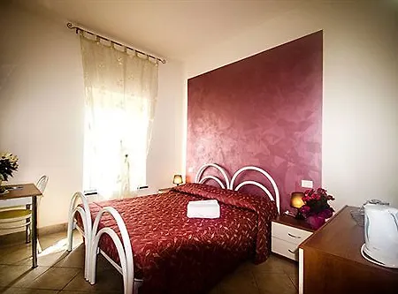 Betty's House Bed and Breakfast Λατζίζε